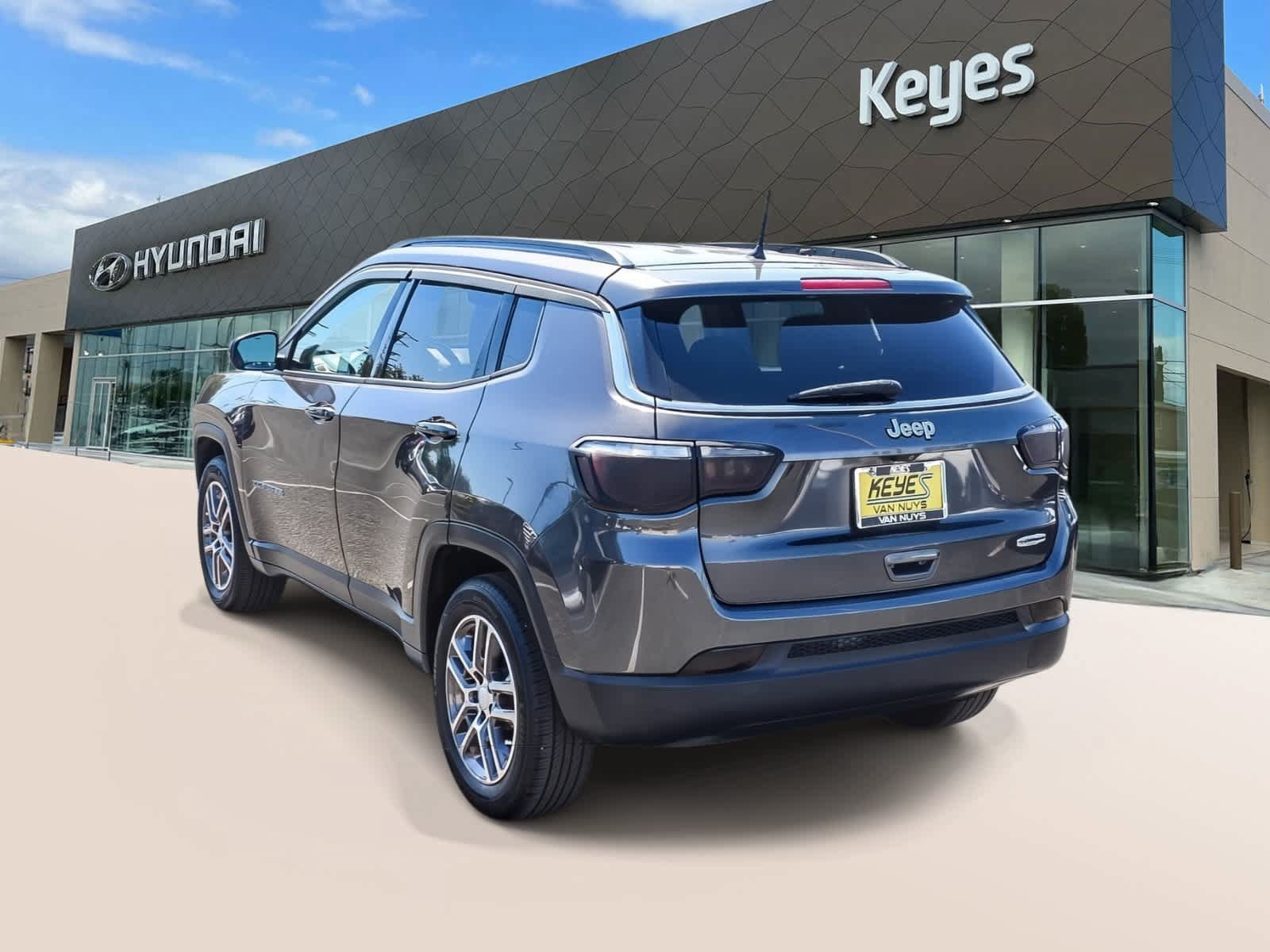 Used 2017 Jeep Compass Latitude FWD image 7