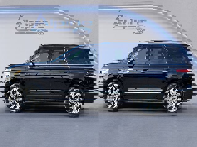 Used 2022 Lincoln Navigator 4WD image 2