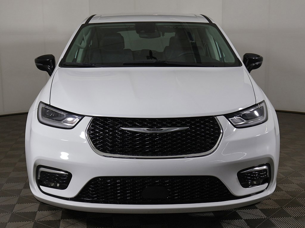 Used 2024 Chrysler Pacifica Touring-L image 12