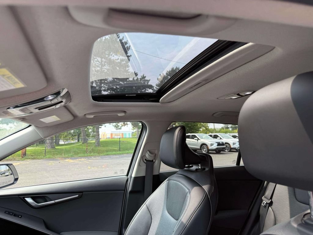 Used 2023 Kia Niro SX Touring FWD image 18