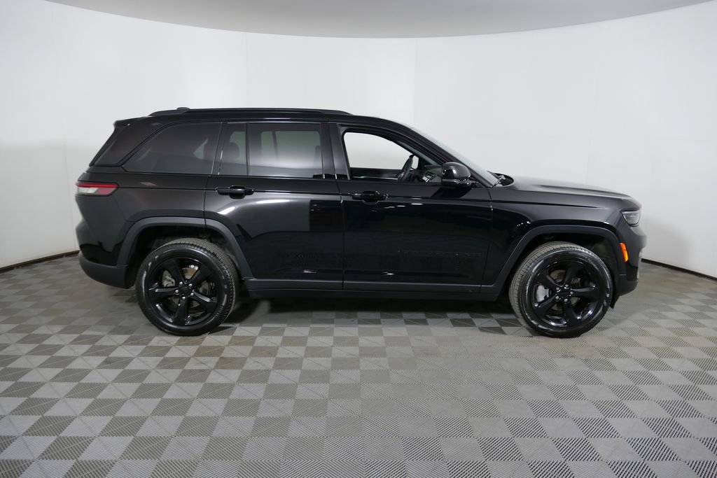Used 2024 Jeep Grand Cherokee Limited w/ Black Appearance Package image 31