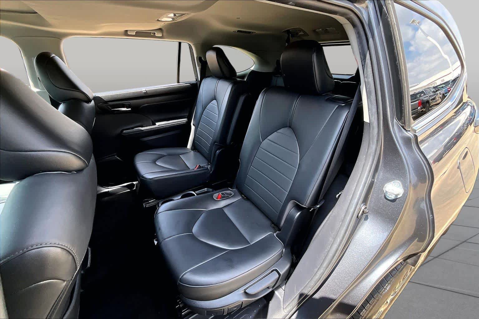 Used 2021 Toyota Highlander XLE AWD/4WD image 19