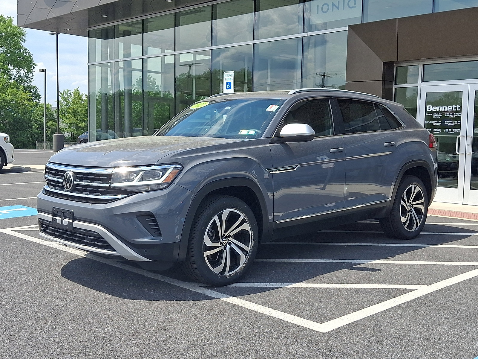 Used 2022 Volkswagen Atlas Cross Sport SEL AWD/4WD image 3