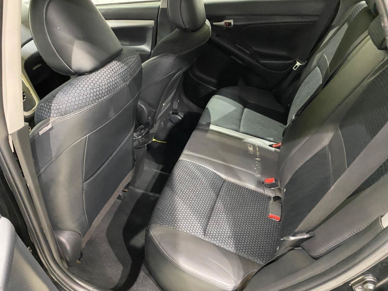 Used 2009 Pontiac Vibe GT FWD image 14