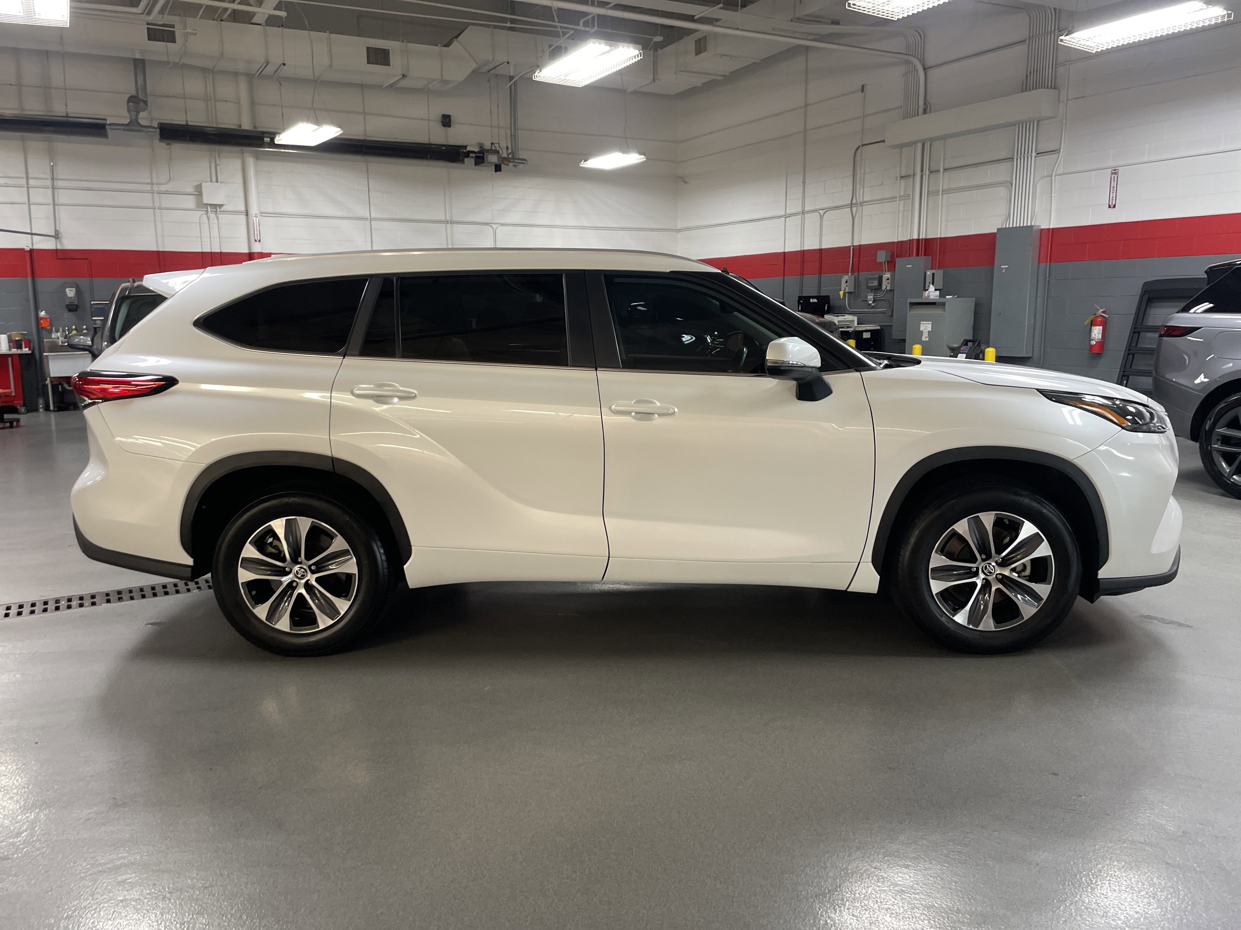 Used 2023 Toyota Highlander XLE image 11