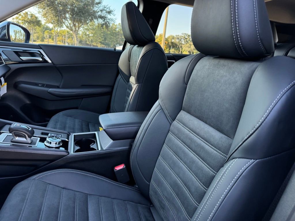 New 2025 Mitsubishi Outlander SE image 30