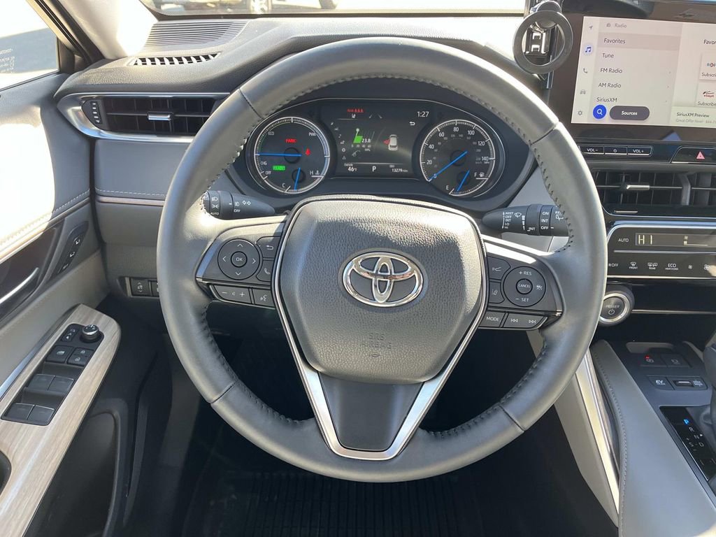 Used 2024 Toyota Venza XLE image 12