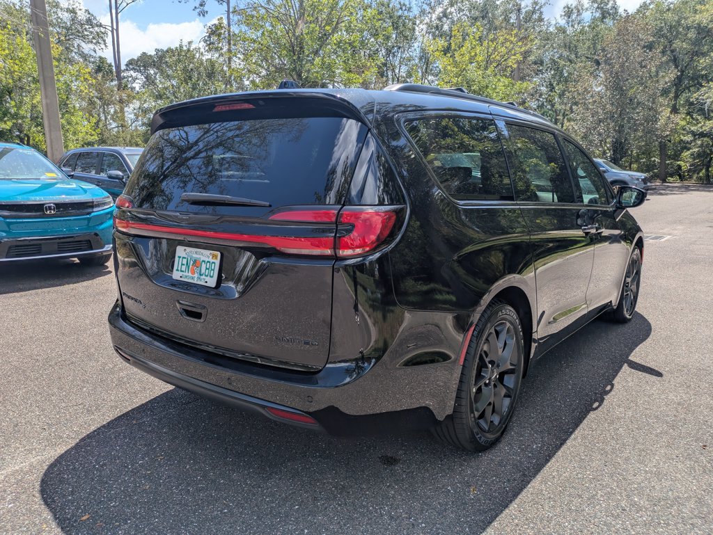 Used 2025 Chrysler Pacifica Limited FWD image 4