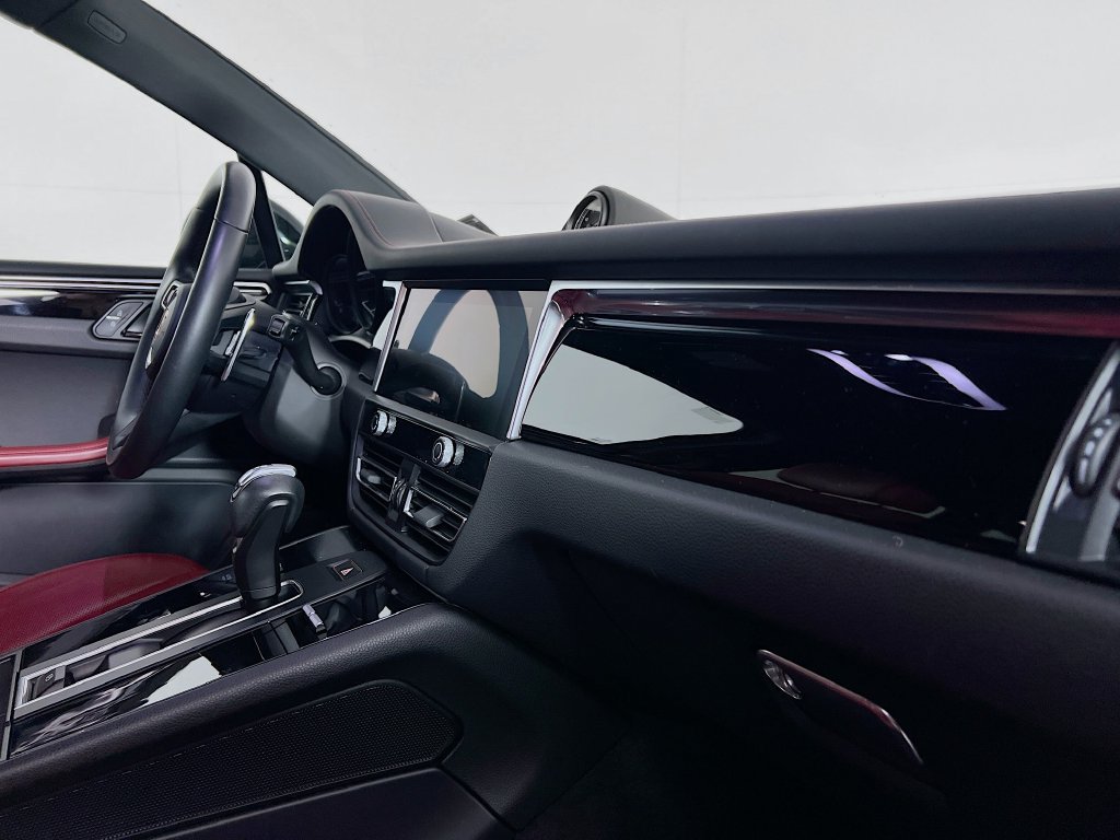 Certified 2024 Porsche Macan S AWD/4WD image 31