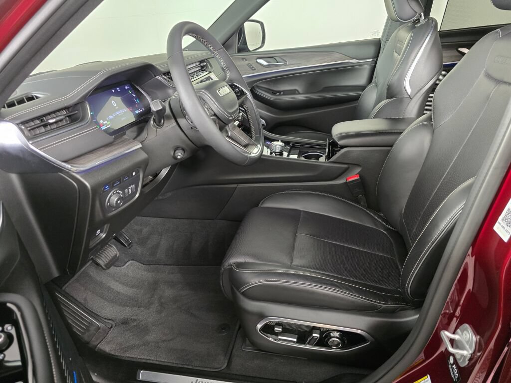 Used 2023 Jeep Grand Cherokee Overland w/ Luxury Tech Group IV AWD/4WD image 17