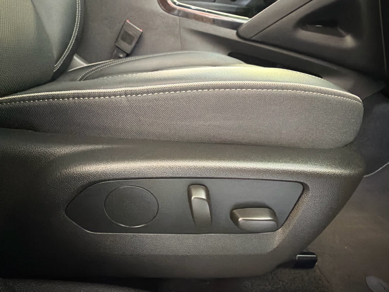 Used 2023 Buick Envision Essence FWD image 28