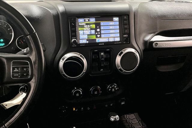 Used 2016 Jeep Wrangler Unlimited Rubicon w/ Connectivity Group image 9