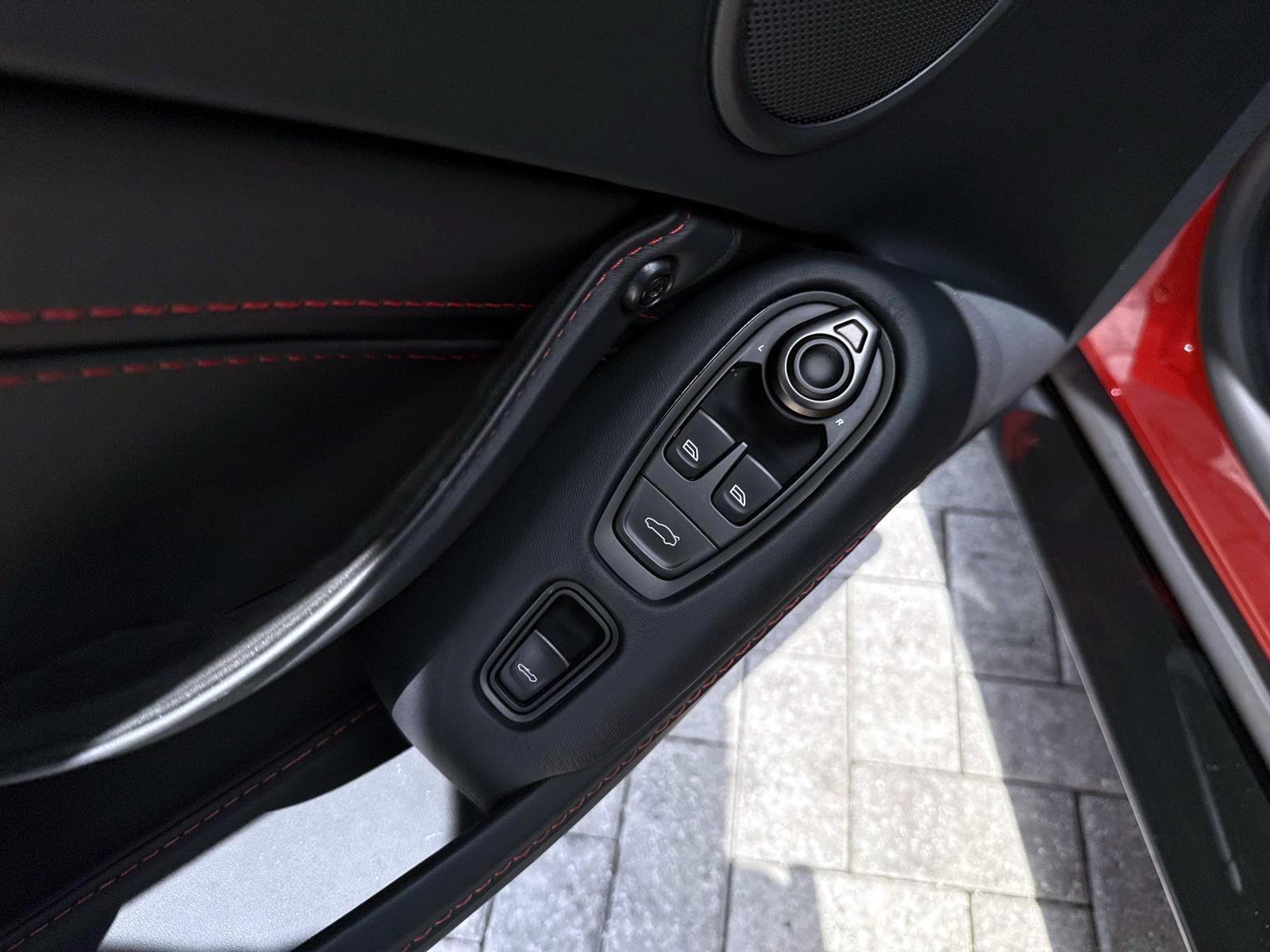 Used 2022 Aston Martin V8 Vantage Roadster RWD image 19