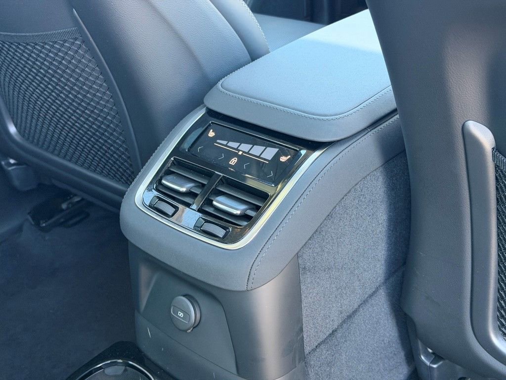 Certified 2025 Volvo XC90 T8 Ultra w/ Protection Package Premier image 18