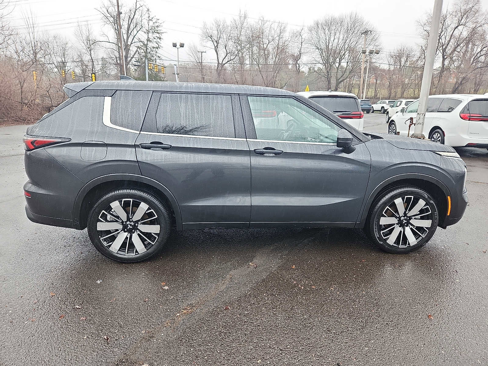 Used 2025 Mitsubishi Outlander SE image 7