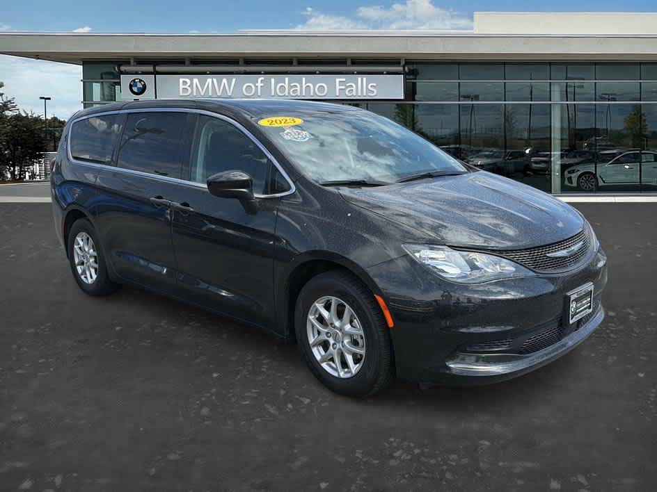 Used 2023 Chrysler Voyager LX FWD image 1