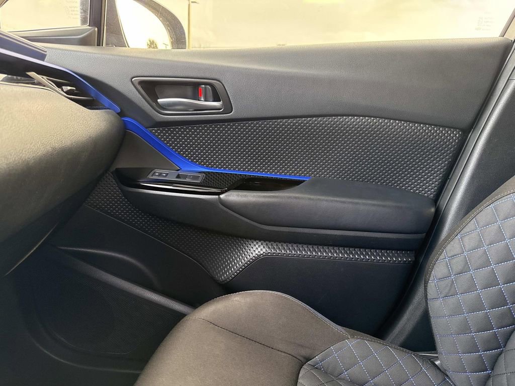 Used 2020 Toyota C-HR XLE image 28