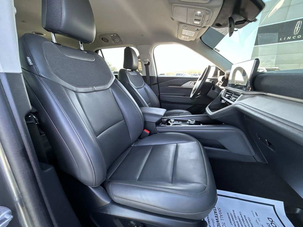 Used 2025 Ford Explorer Active w/ Active Comfort Package image 30