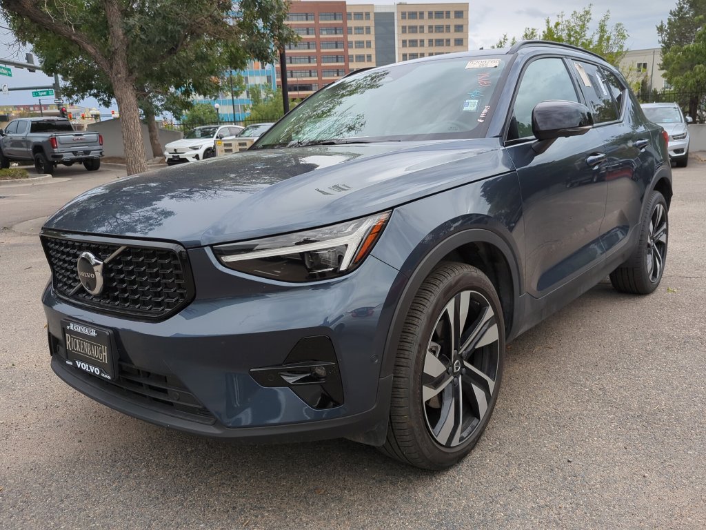 Used 2026 Volvo XC40 B5 Plus AWD/4WD image 3