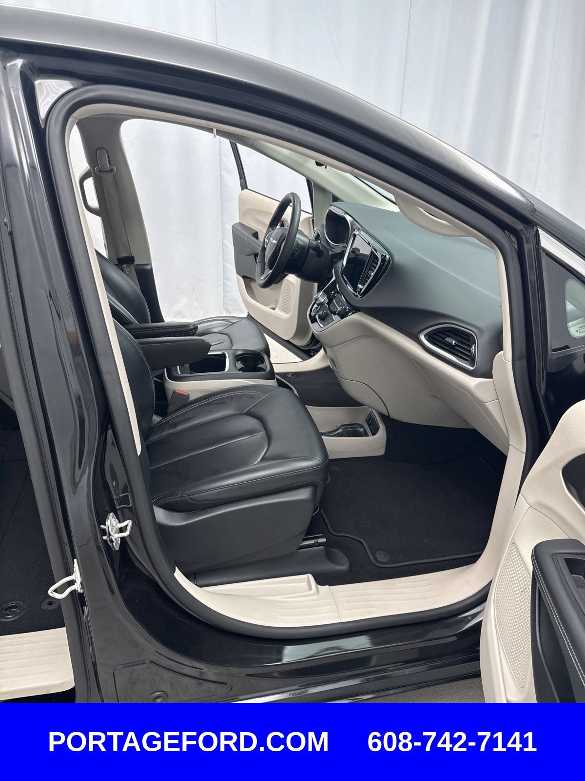 Used 2023 Chrysler Pacifica Touring-L FWD image 24
