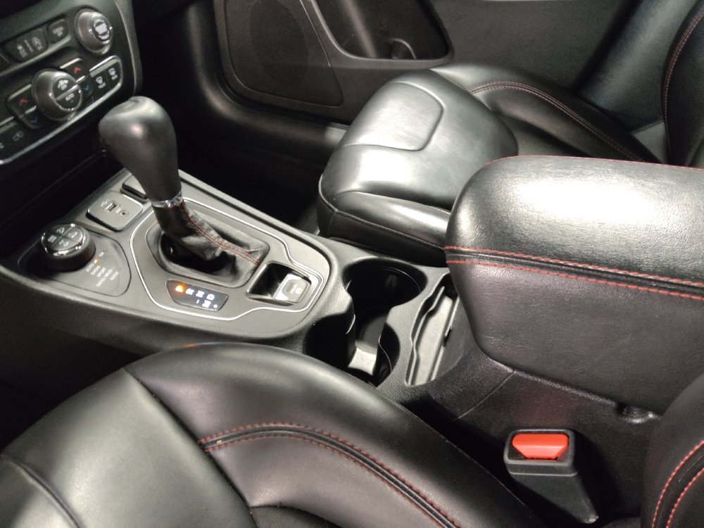 Used 2020 Jeep Cherokee Trailhawk w/ Cold Weather Group AWD/4WD image 26