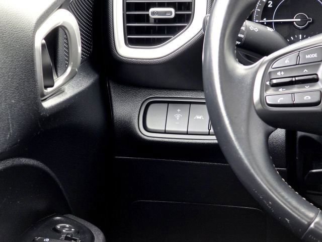 Used 2022 Hyundai Venue SEL FWD image 16