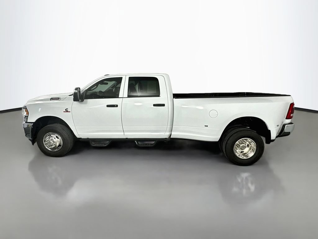 Used 2024 RAM 3500 Tradesman w/ Chrome Appearance Group AWD/4WD image 4