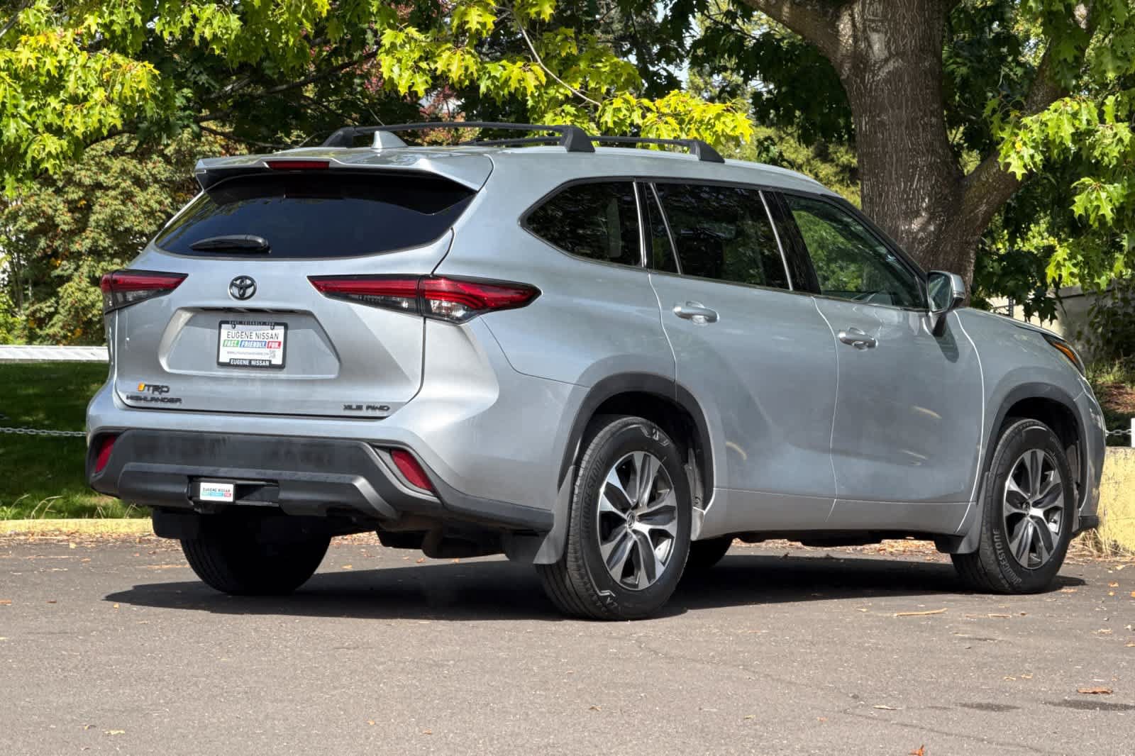 Used 2022 Toyota Highlander XLE AWD/4WD image 2