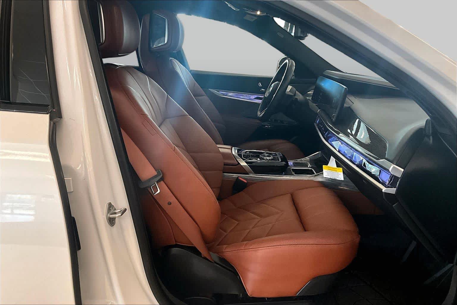 Used 2025 BMW i7 xDrive60 AWD/4WD image 8