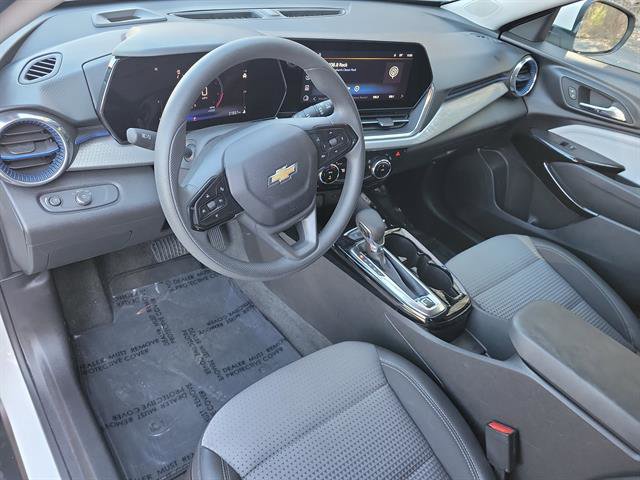 Used 2025 Chevrolet Trax LT image 2