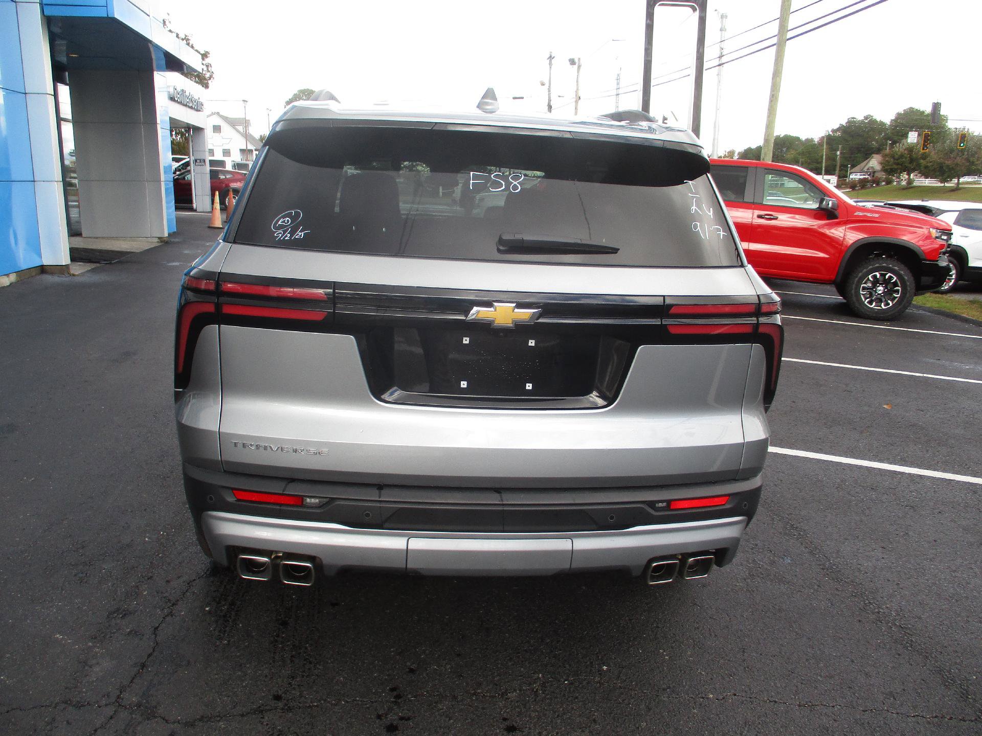 Used 2025 Chevrolet Traverse LT image 4