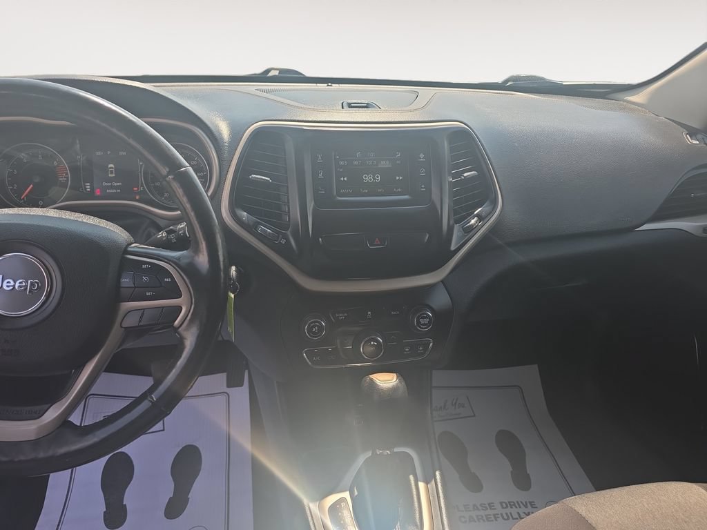 Used 2018 Jeep Cherokee Latitude w/ Cold Weather Group FWD image 11