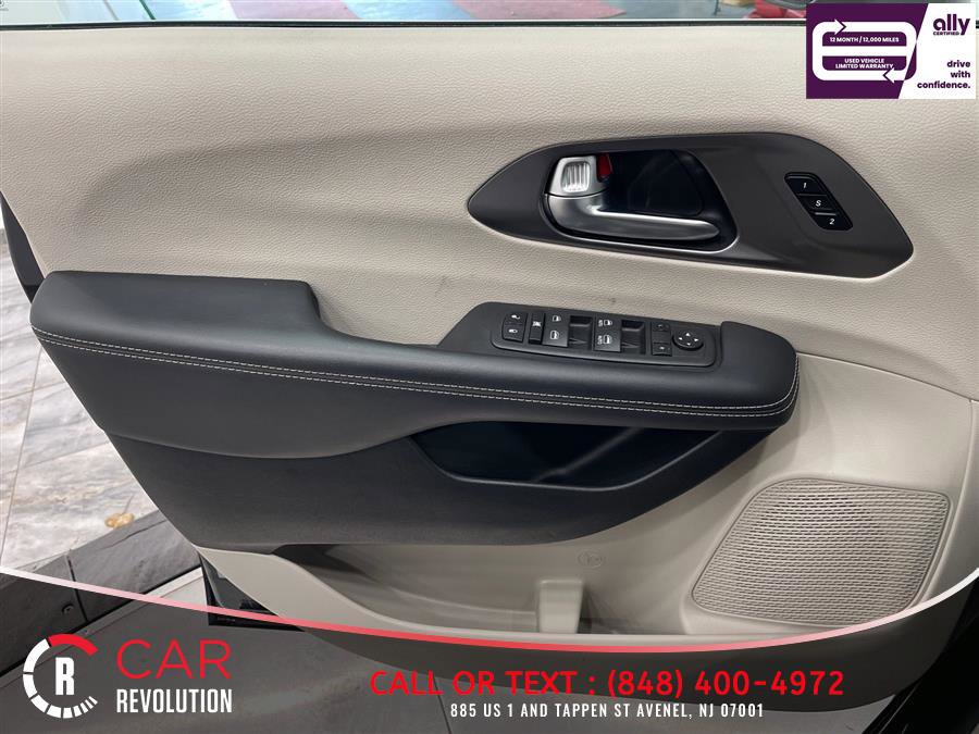 Used 2023 Chrysler Pacifica Touring-L FWD image 35
