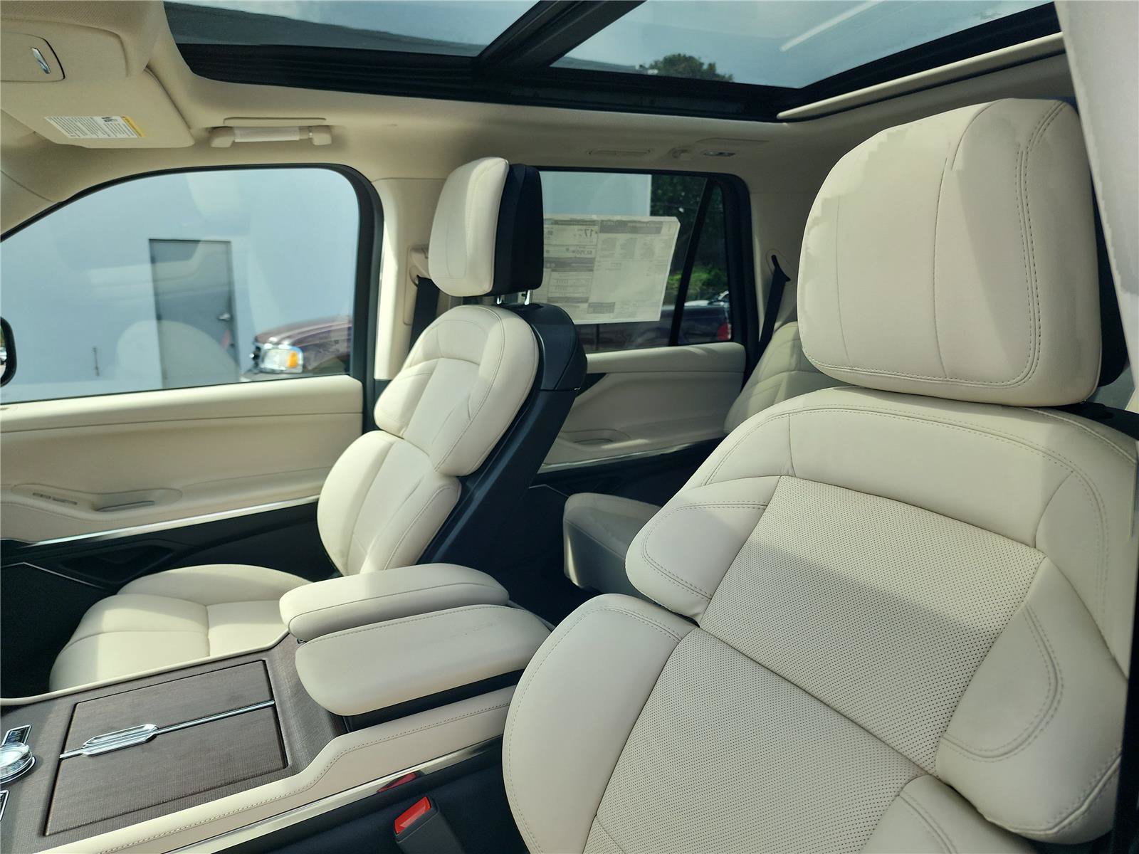 New 2027 Lincoln Navigator Reserve w/ Jet Appearance Package AWD/4WD image 18