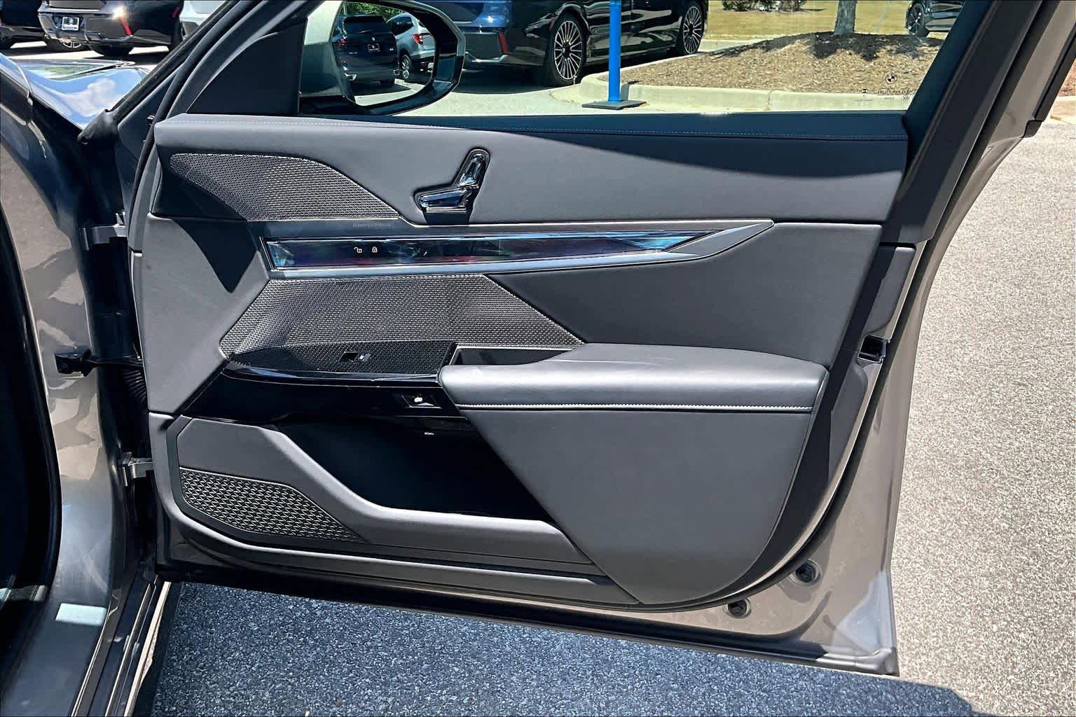 Certified 2025 BMW 740i RWD image 24