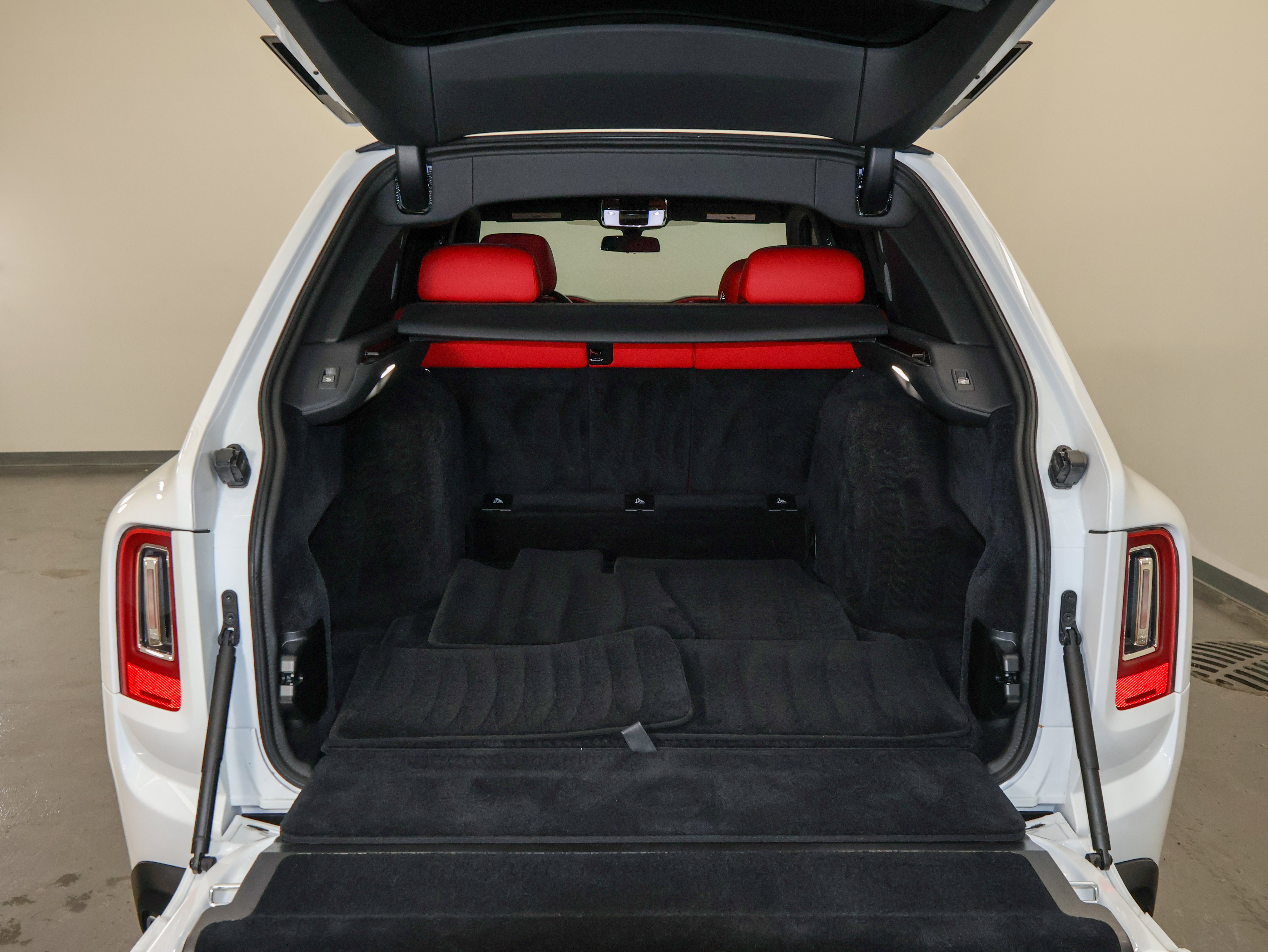 Used 2023 Rolls-Royce Cullinan image 13