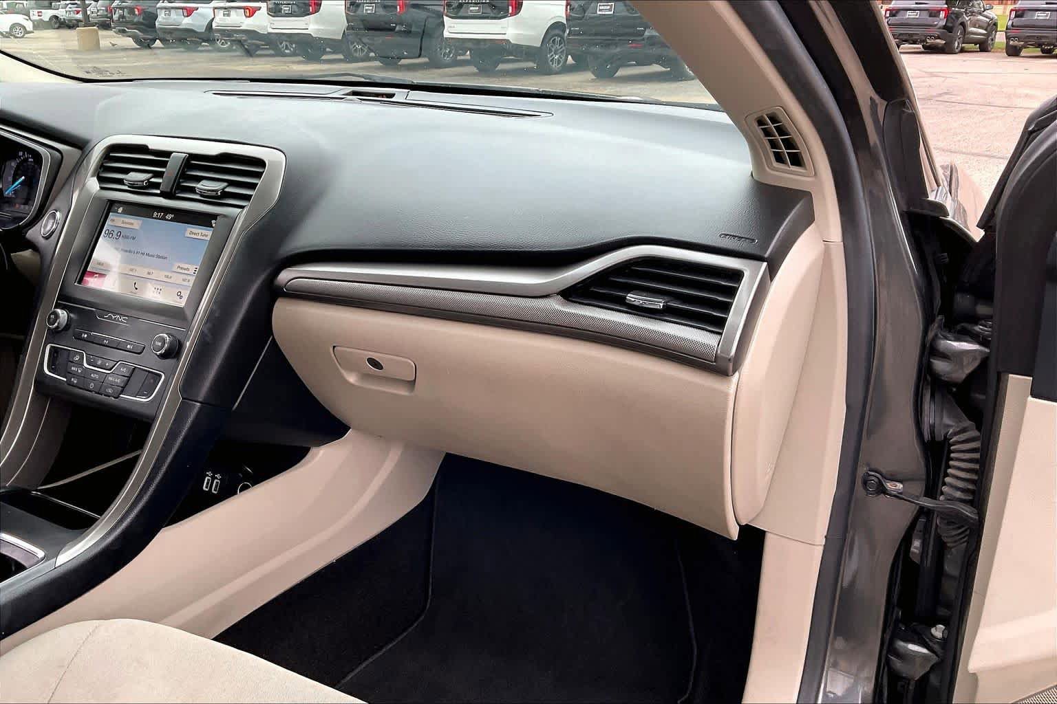 Used 2019 Ford Fusion SE FWD image 18