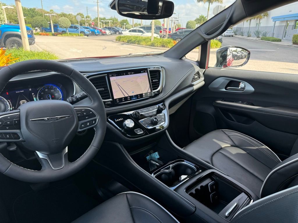 Used 2026 Chrysler Pacifica Limited image 17