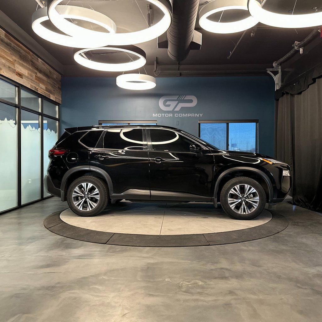 Used 2021 Nissan Rogue SV image 2