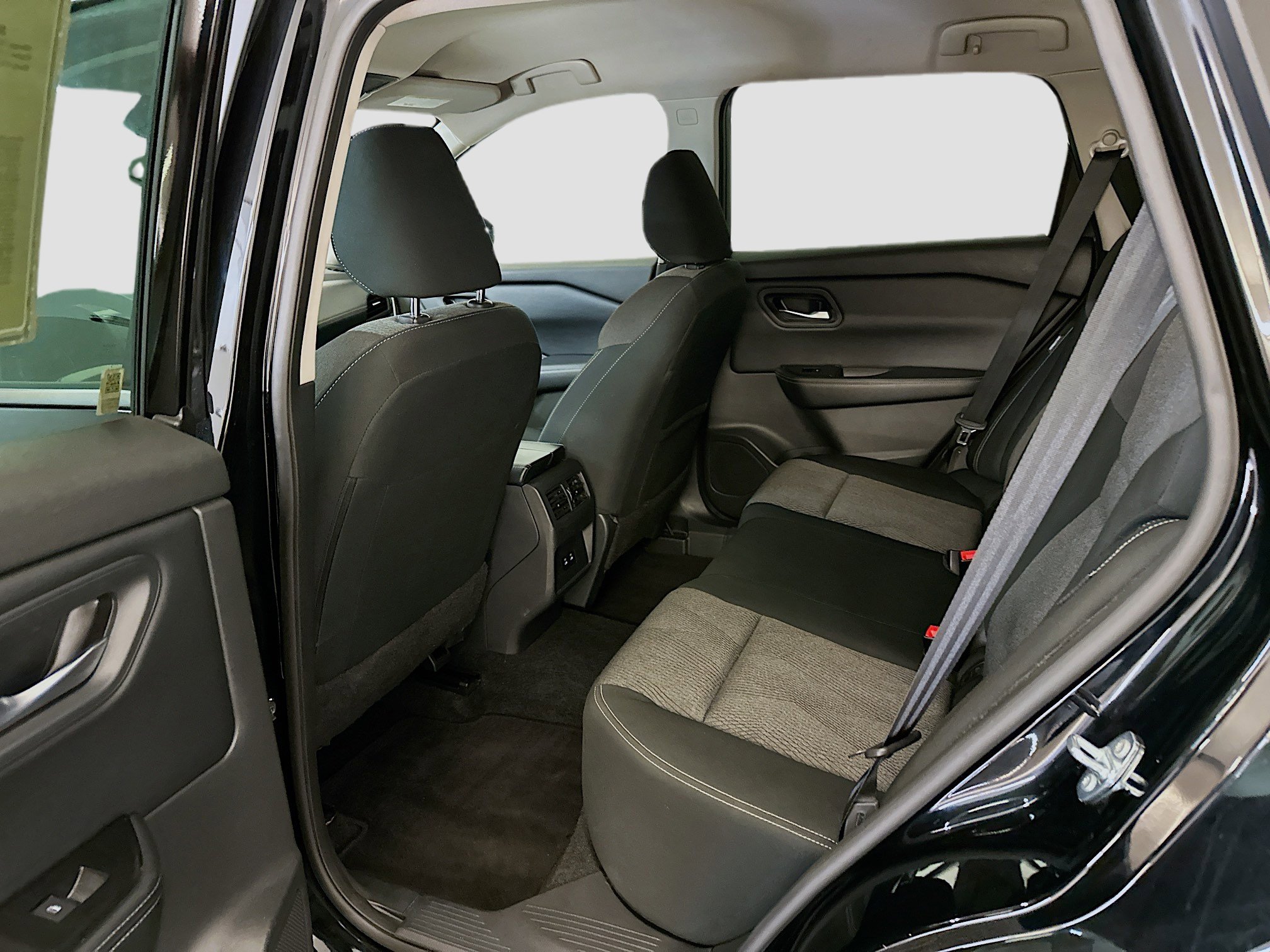 Used 2025 Nissan Rogue SV image 28