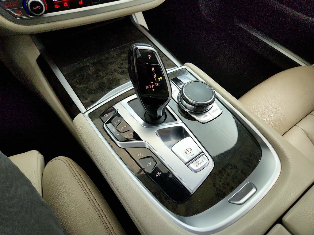 Used 2019 BMW 740i w/ M Sport Package RWD image 17
