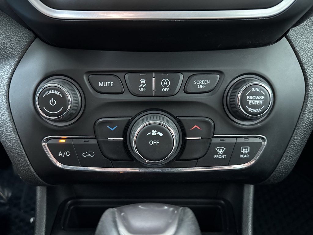 Used 2019 Jeep Cherokee Latitude w/ Cold Weather Group AWD/4WD image 22