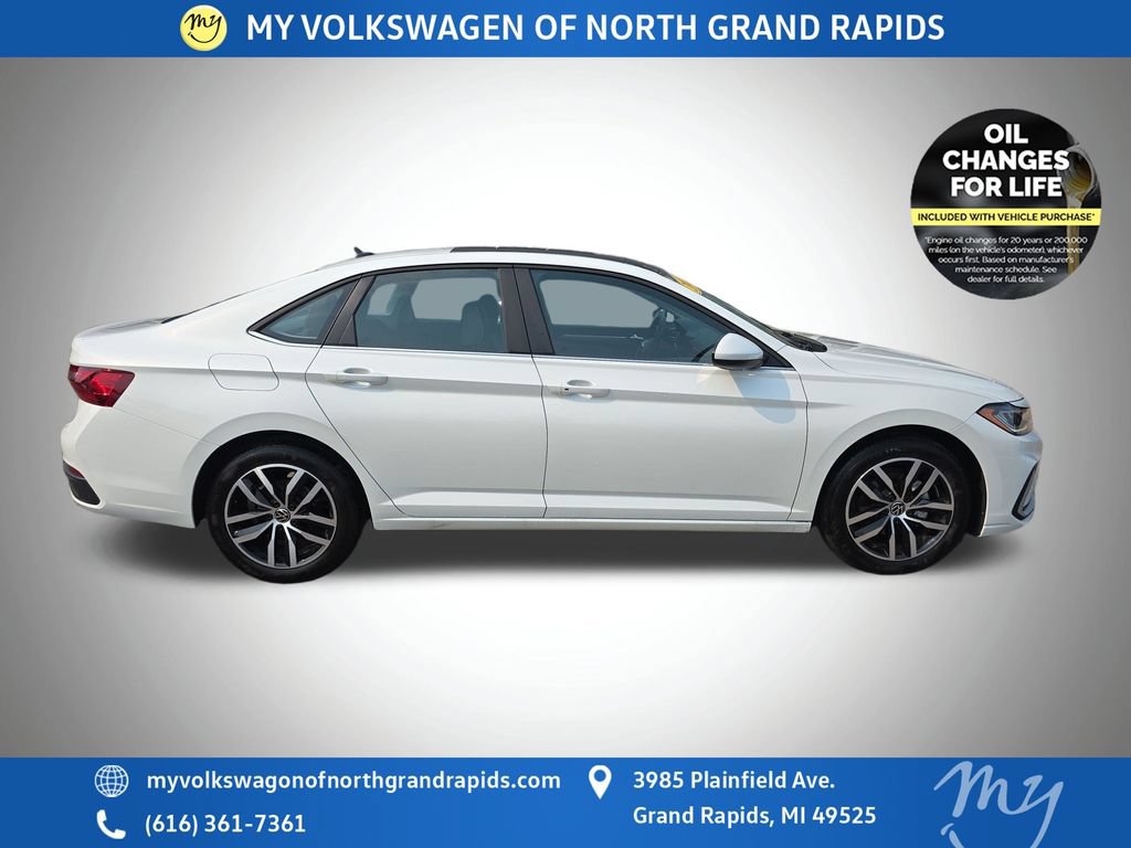 Used 2025 Volkswagen Jetta SE w/ Sunroof Package FWD image 9