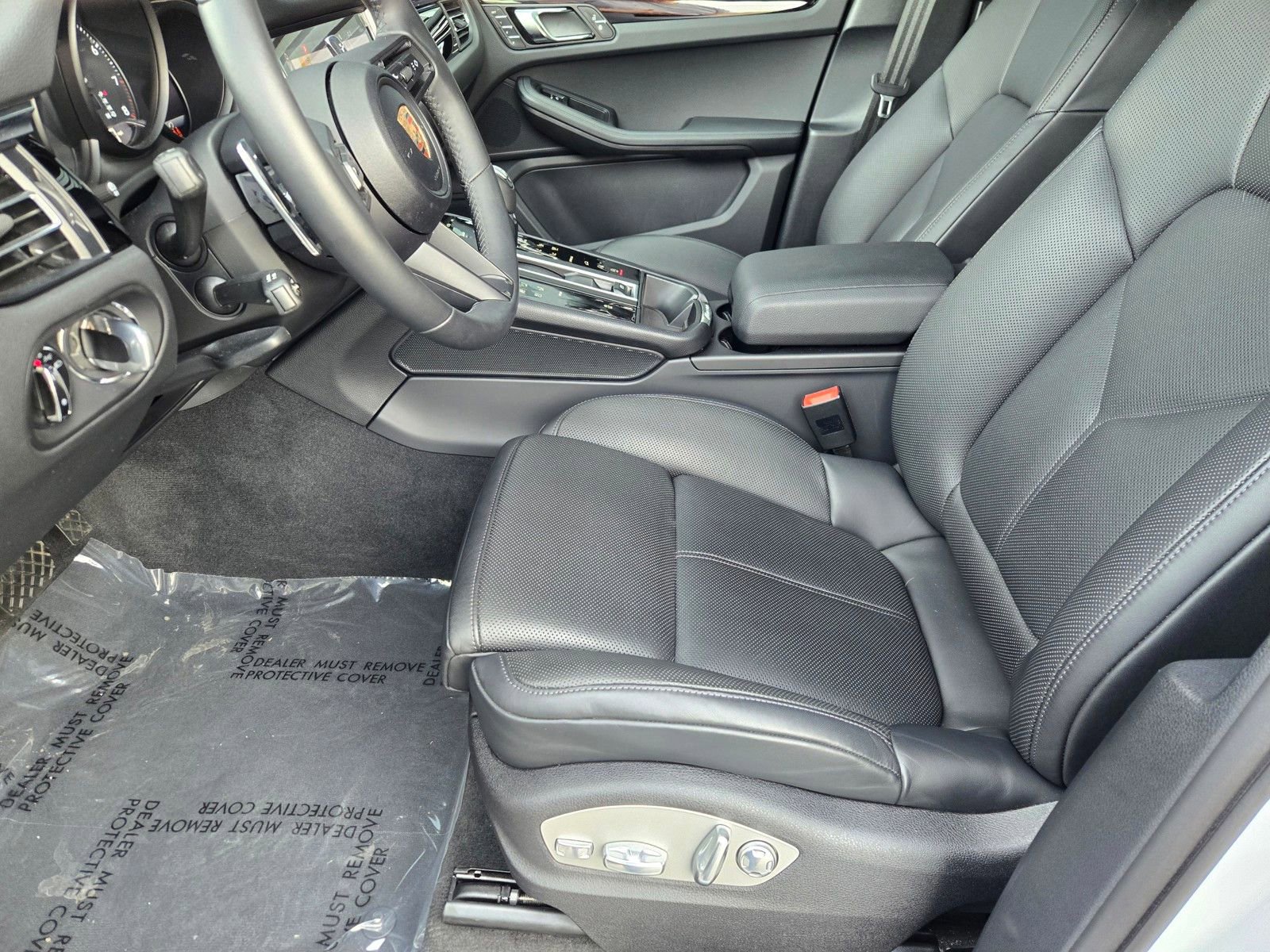 Used 2025 Porsche Macan AWD/4WD image 25