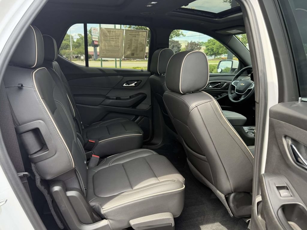 Used 2023 Chevrolet Traverse Premier FWD image 13