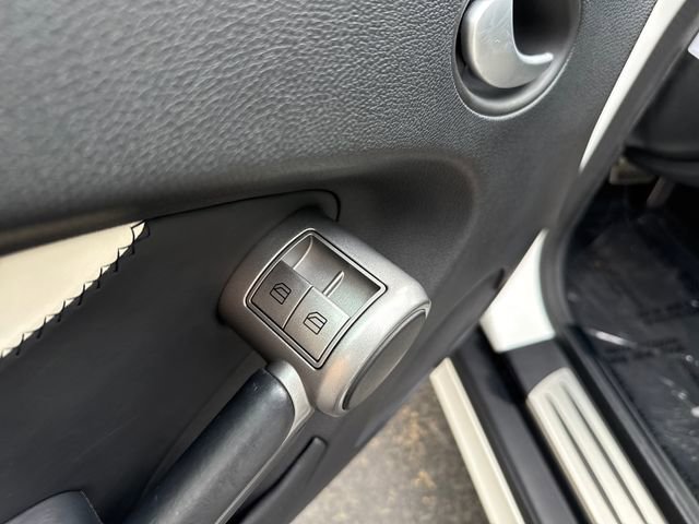 Used 2010 Mercedes-Benz SLK 300 image 11