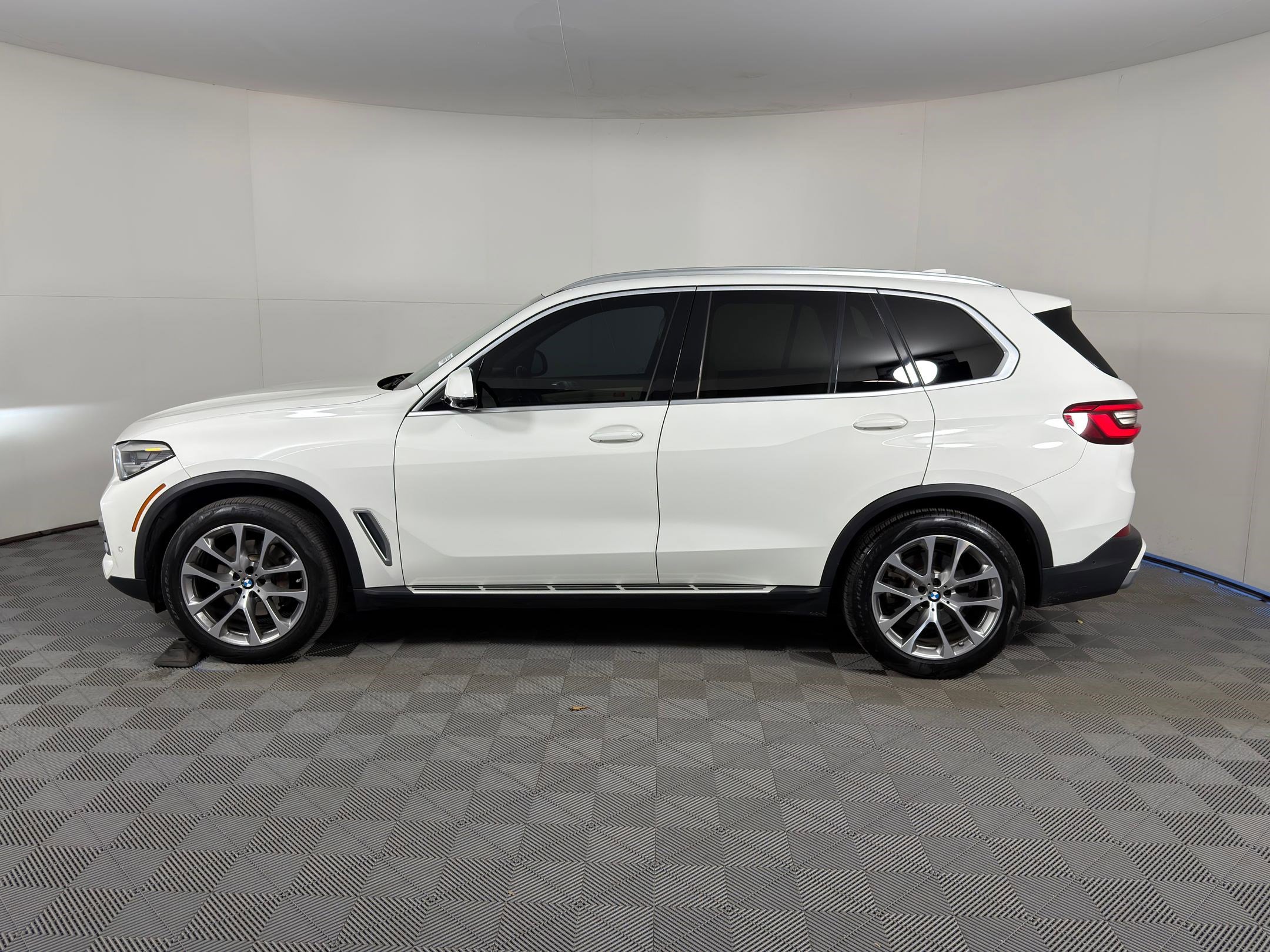 Used 2019 BMW X5 xDrive40i w/ Premium Package 2 video 2