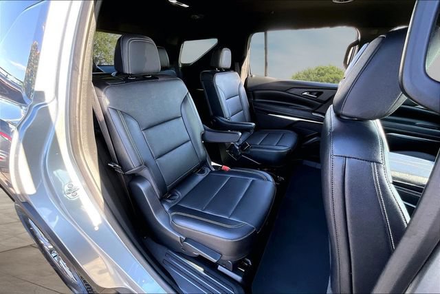 Used 2025 Chevrolet Traverse LT FWD image 24