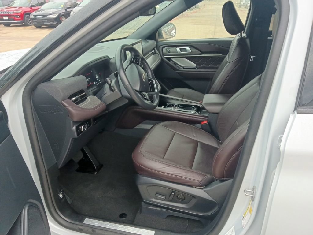 Used 2025 Ford Explorer Platinum w/ LUX Leather Package image 3