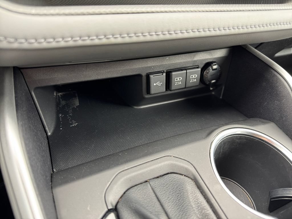 Used 2021 Toyota Highlander LE AWD/4WD image 24